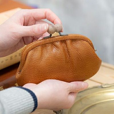 木の温もりと革の魅力を両手で感じる、Kanmiのがま口