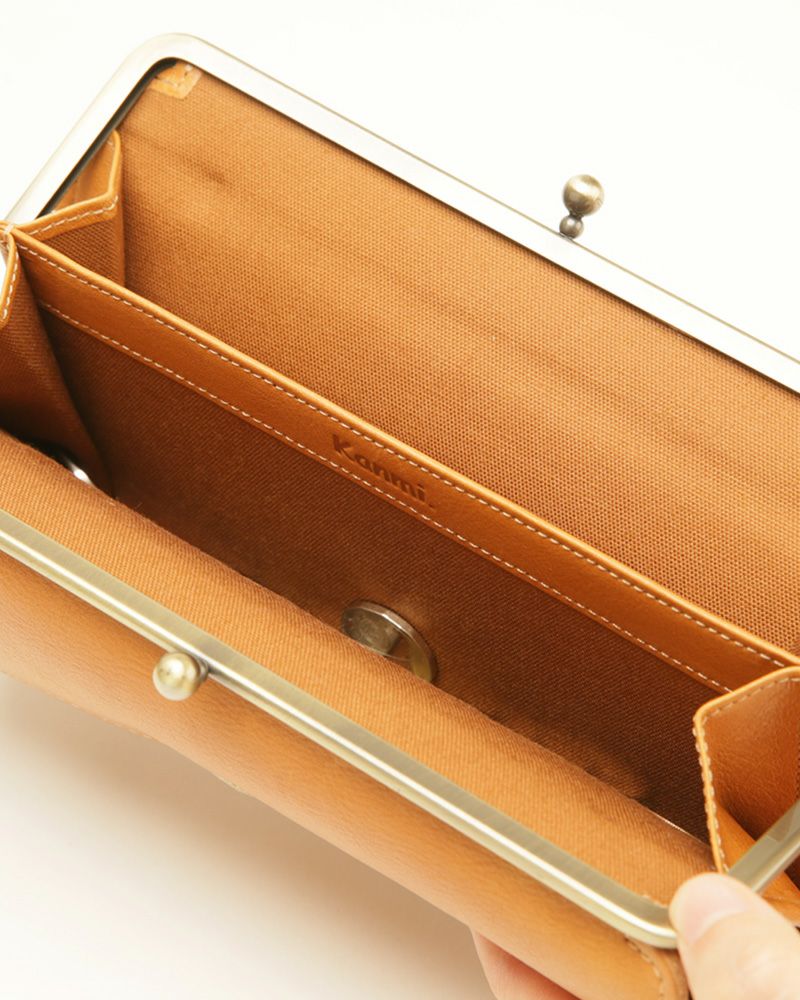 がま口の内側にも仕切りがついています（がま口の色：キャラメル）