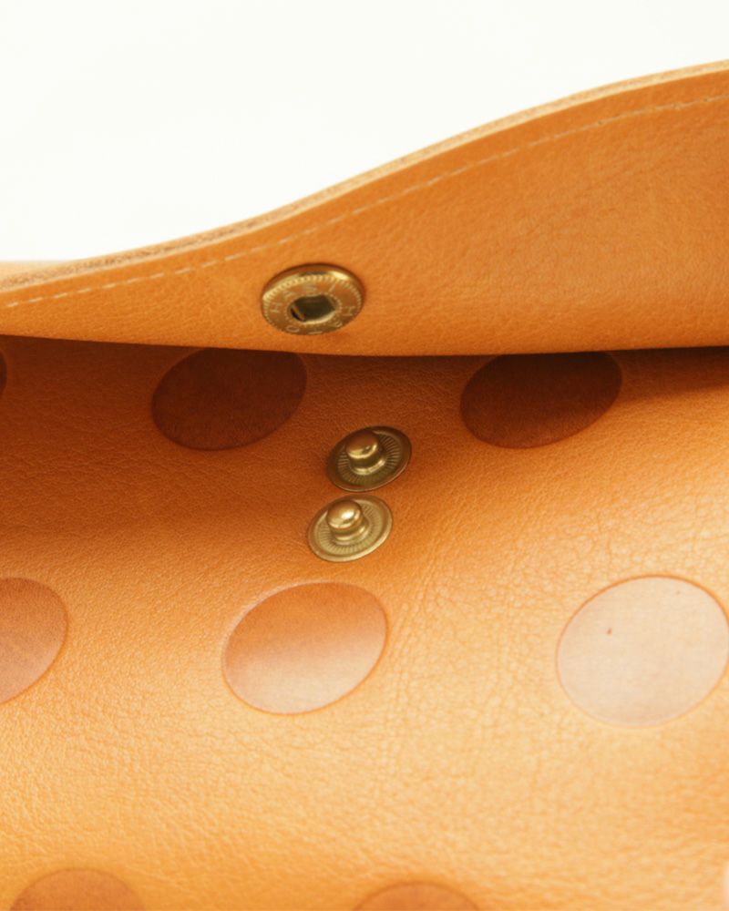 ダブルホック仕様になっているため、お財布が分厚くなった時にも対応できます（がま口の色：キャラメル）