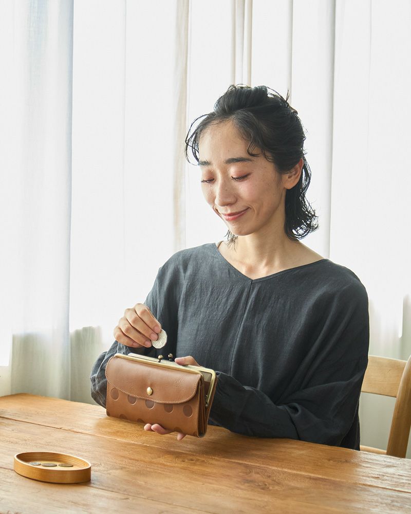 大きく開くがま口だから小銭も見やすくお支払いもスムーズ