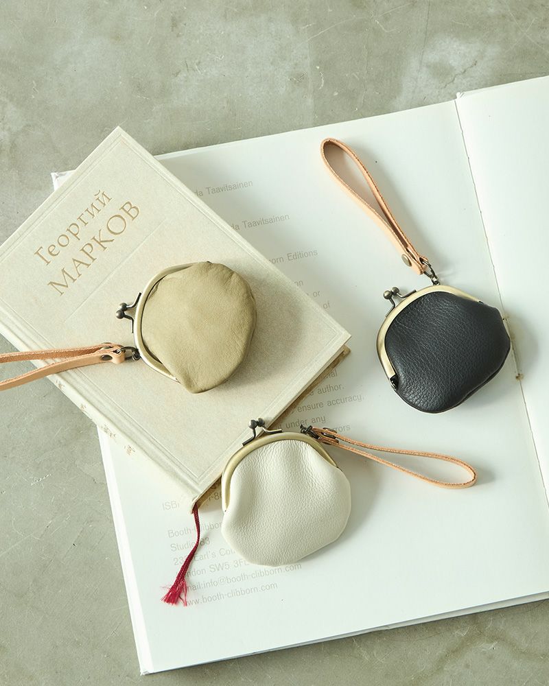 がま口の色／　左上：マウスグレー／右上：ブラック／下：バニラ