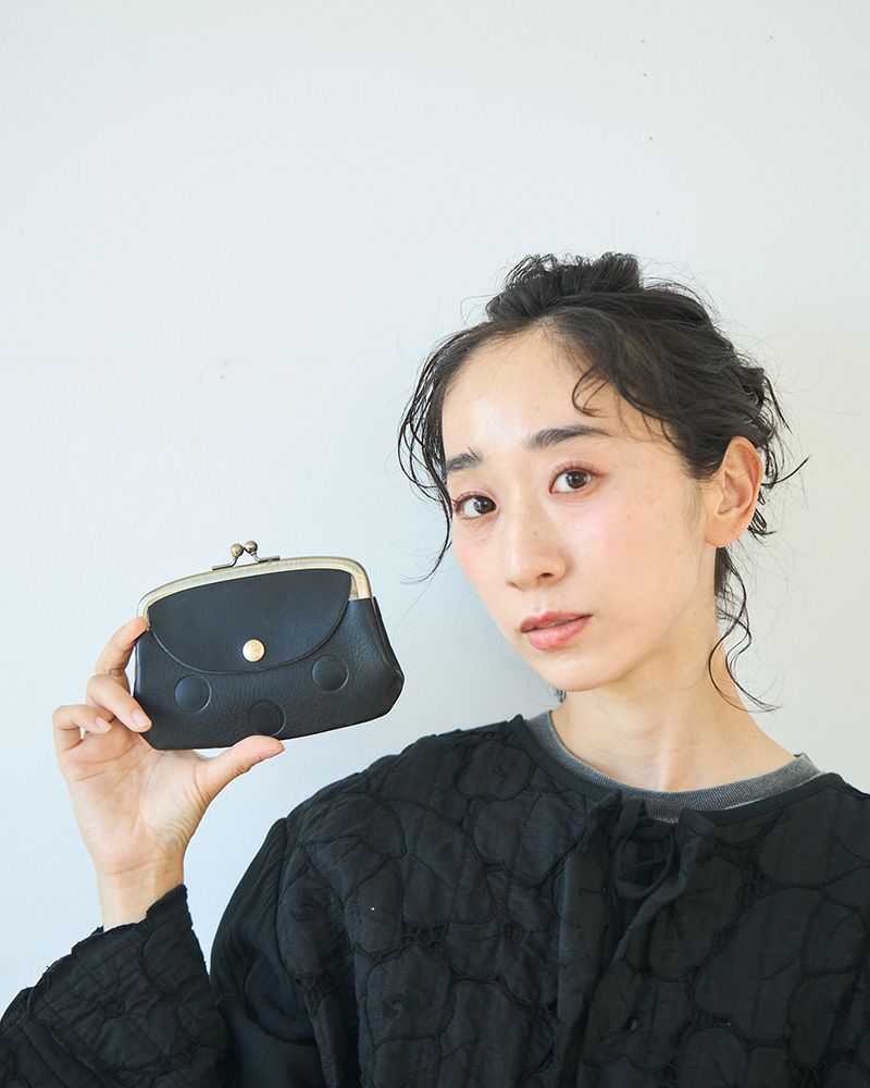 Kanmi. キャンディルーフ親子がま口（ネイビー）。やさしいピンク色の革に型押しのドットがアクセントになったデザイン