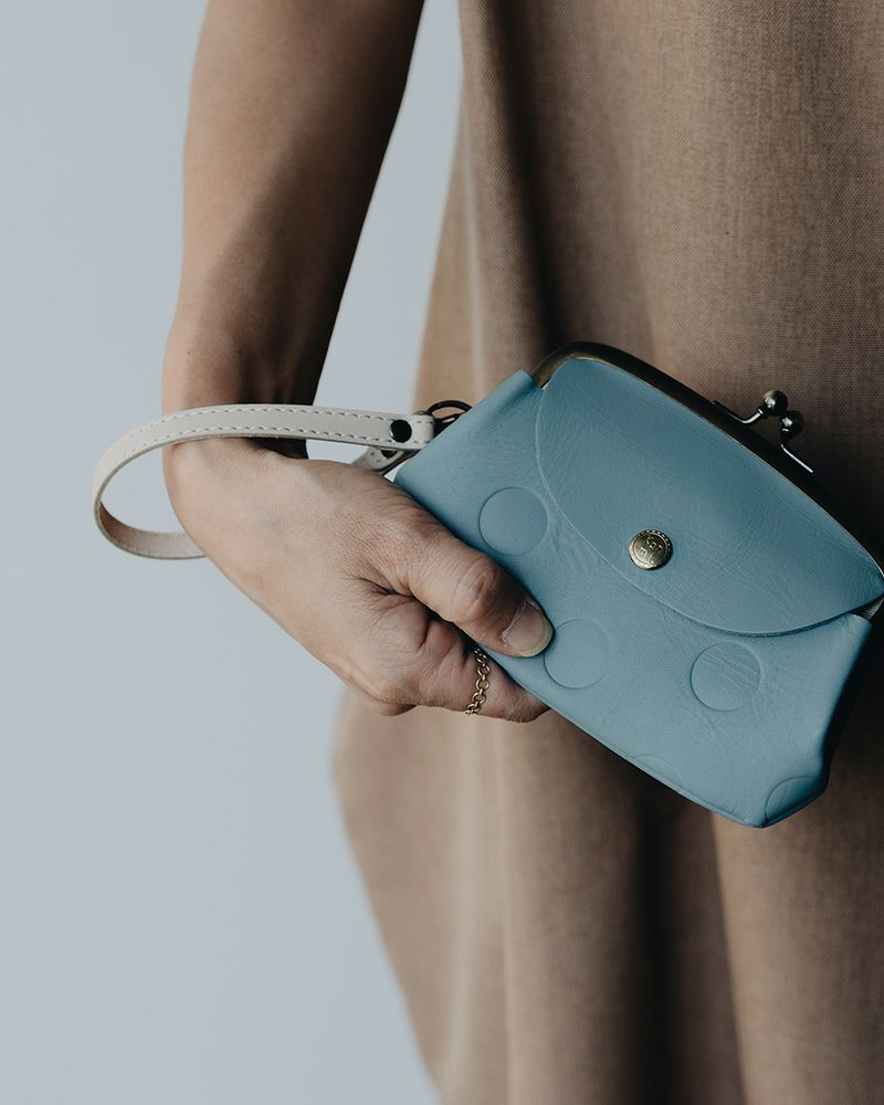 別売りのストラップがつけられます