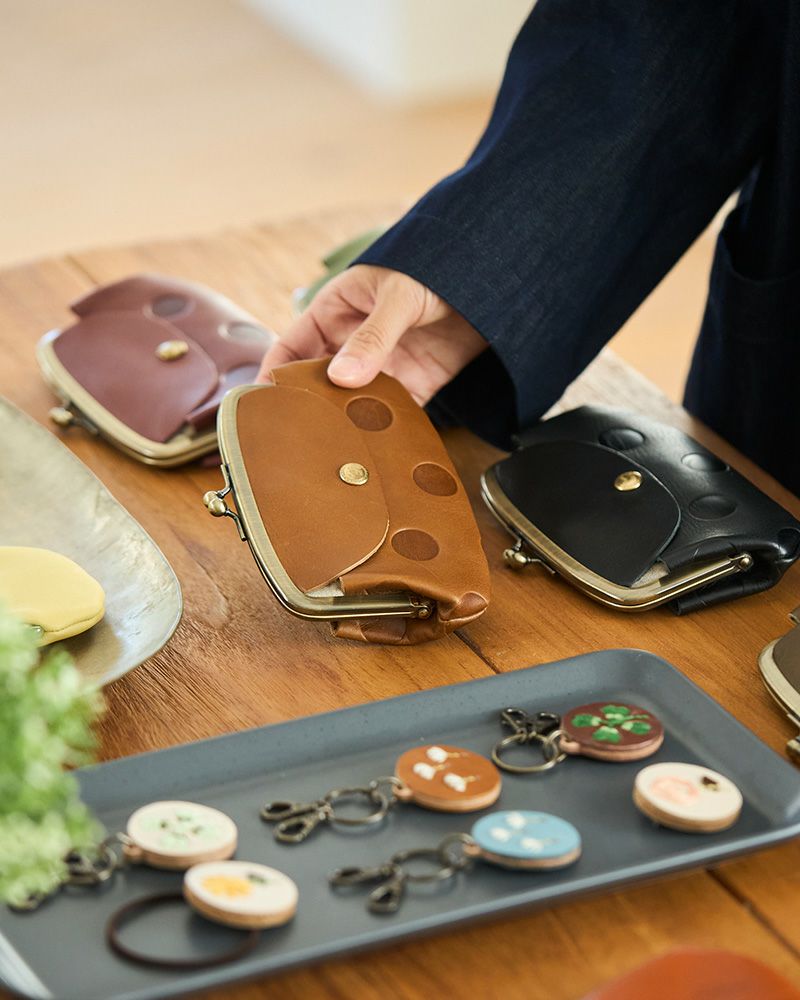 「どの色にしようかな」― 並んだ中から、アッシュグレーをそっと手に取る瞬間。