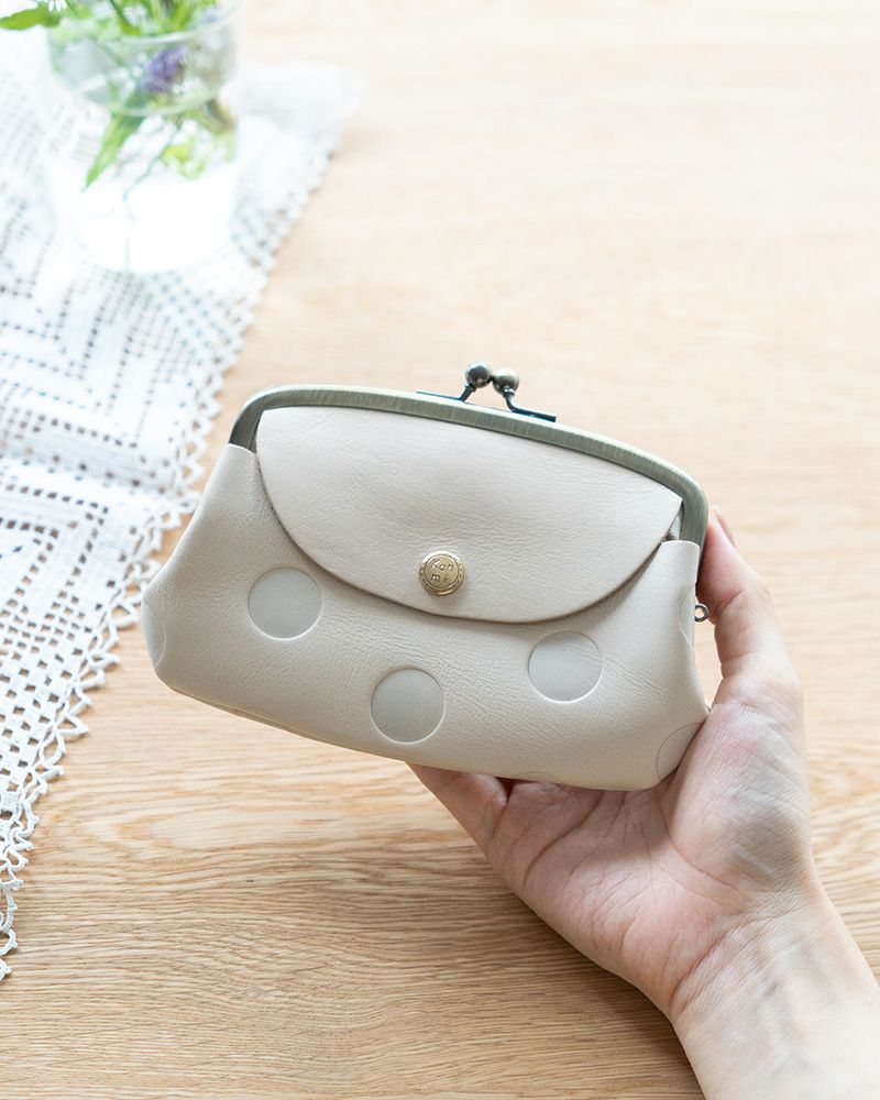 ころんとした形が愛らしい、親子がま口のお財布。牛革のやさしい手触りと使いやすさで、毎日にそっと寄り添います。カラー：バニラ