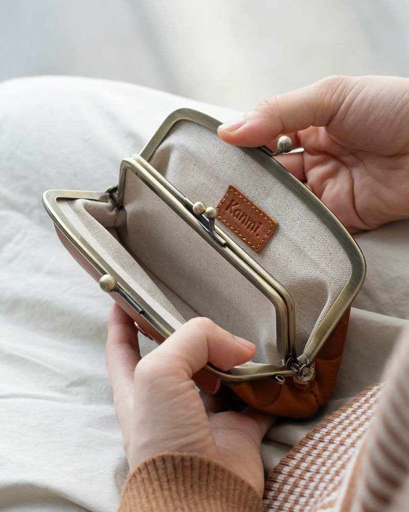 中を開けると親子がま口