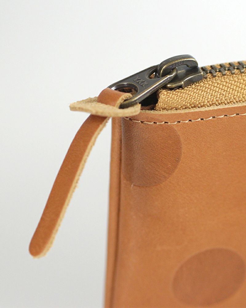 ファスナー部分には革の取っ手付き（長財布の色：キャラメル）