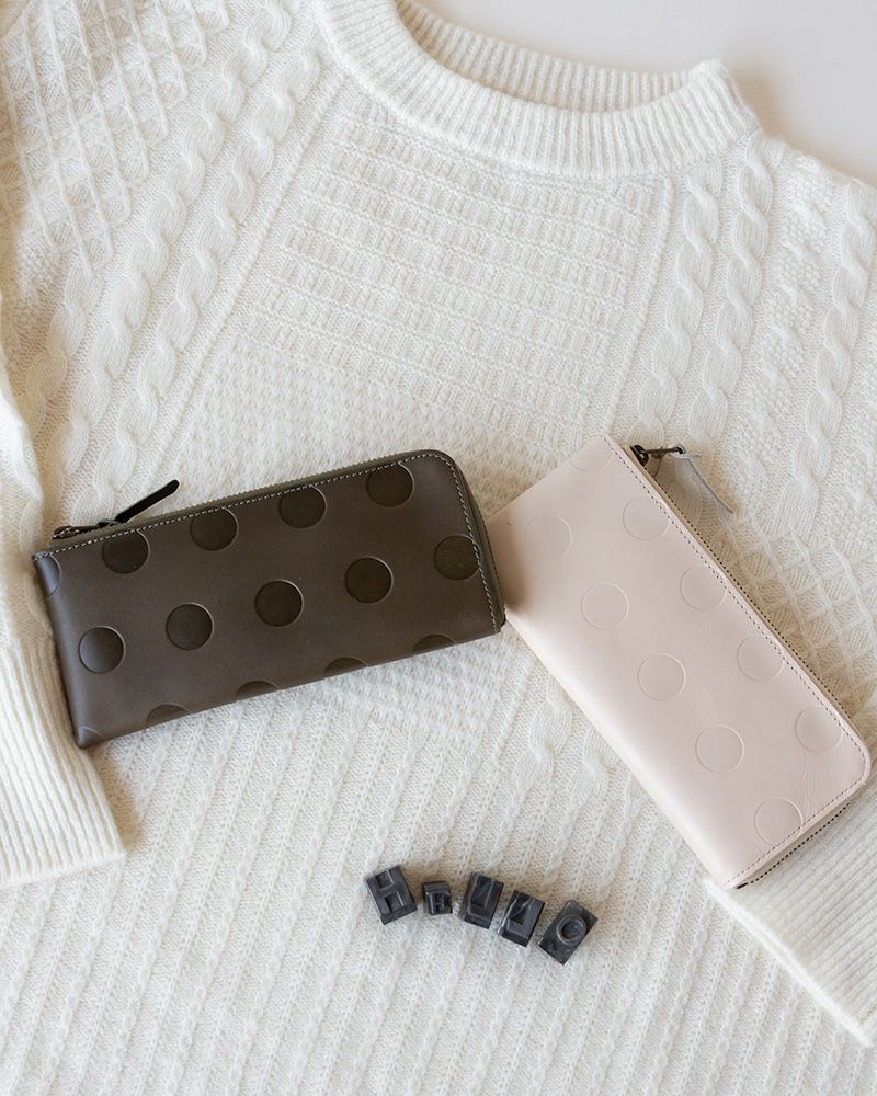 長財布の色：左から　ブラック・バニラ