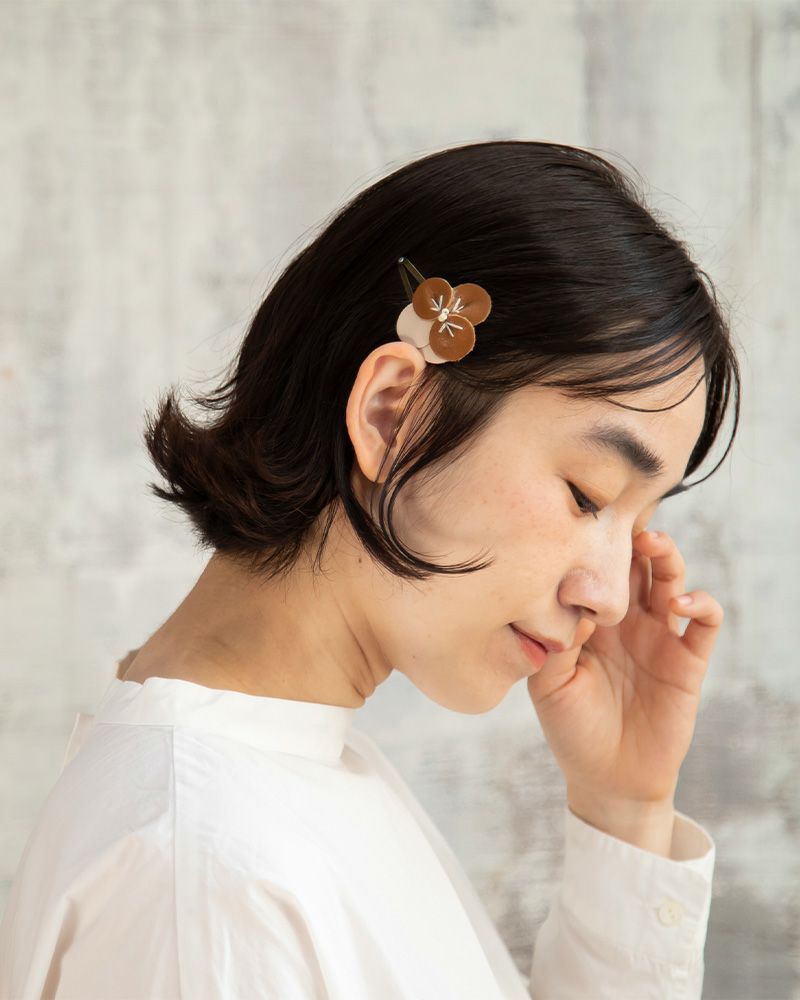 ヘアアクセサリーの色：アッシュグレー×バニラ