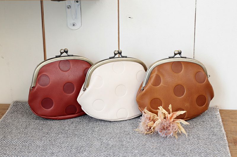 がま口の色：左から　チェリーレッド・バニラ・キャラメル