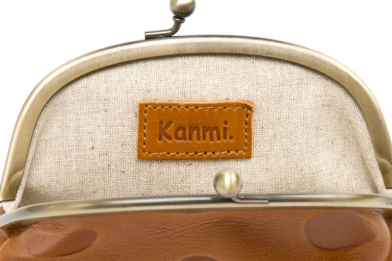 革のネームタグ付き底面（がま口の色：アッシュグレー）