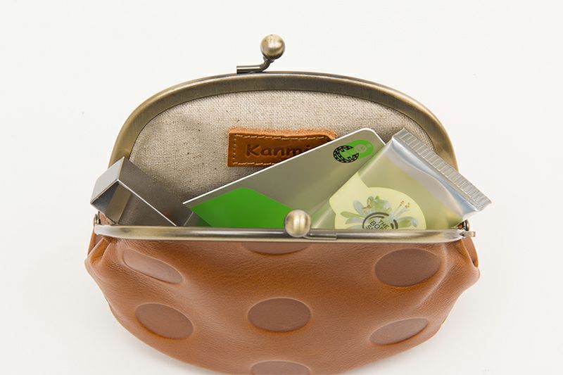 見た目以上の収納力底面（がま口の色：アッシュグレー）