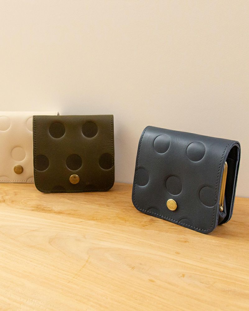 がま口の色：右から　ネイビー・オリーブグリーン・バニラ