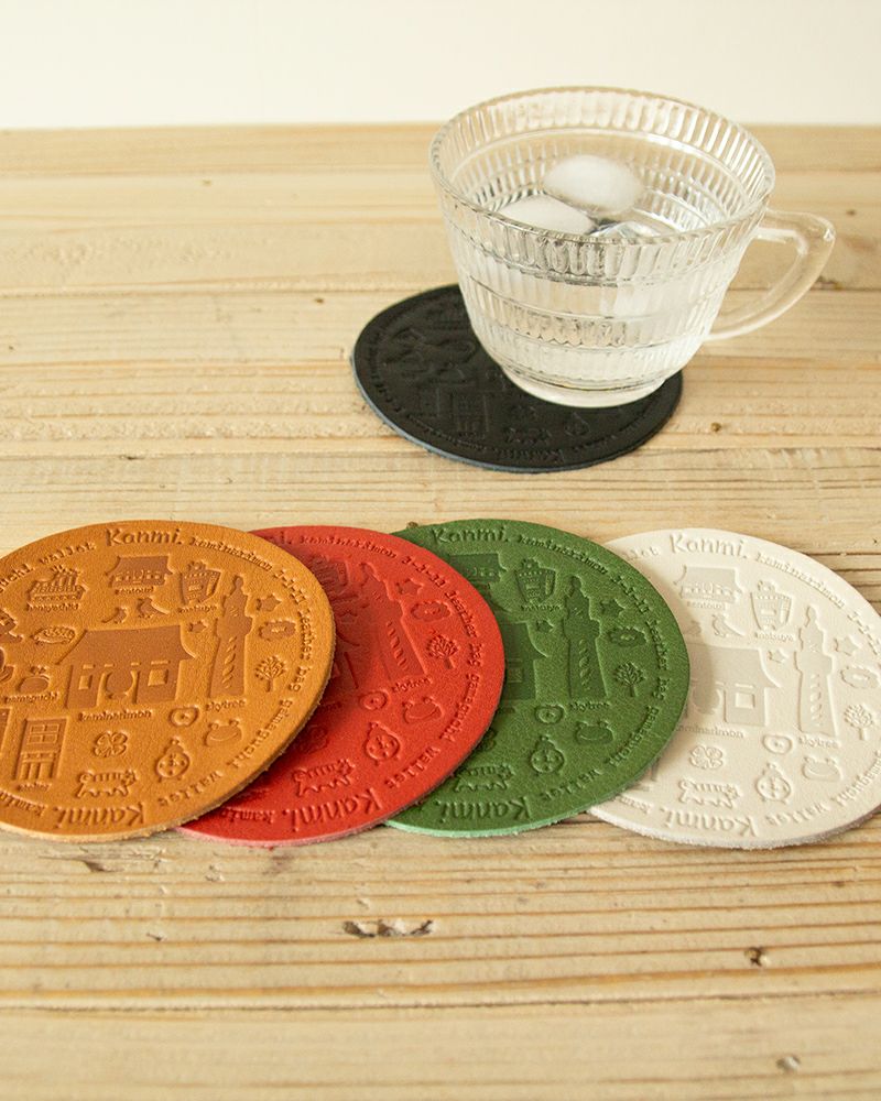 コースターの色：上から時計回りに　クロ・バニラ・グリーン・レッド・キャメル