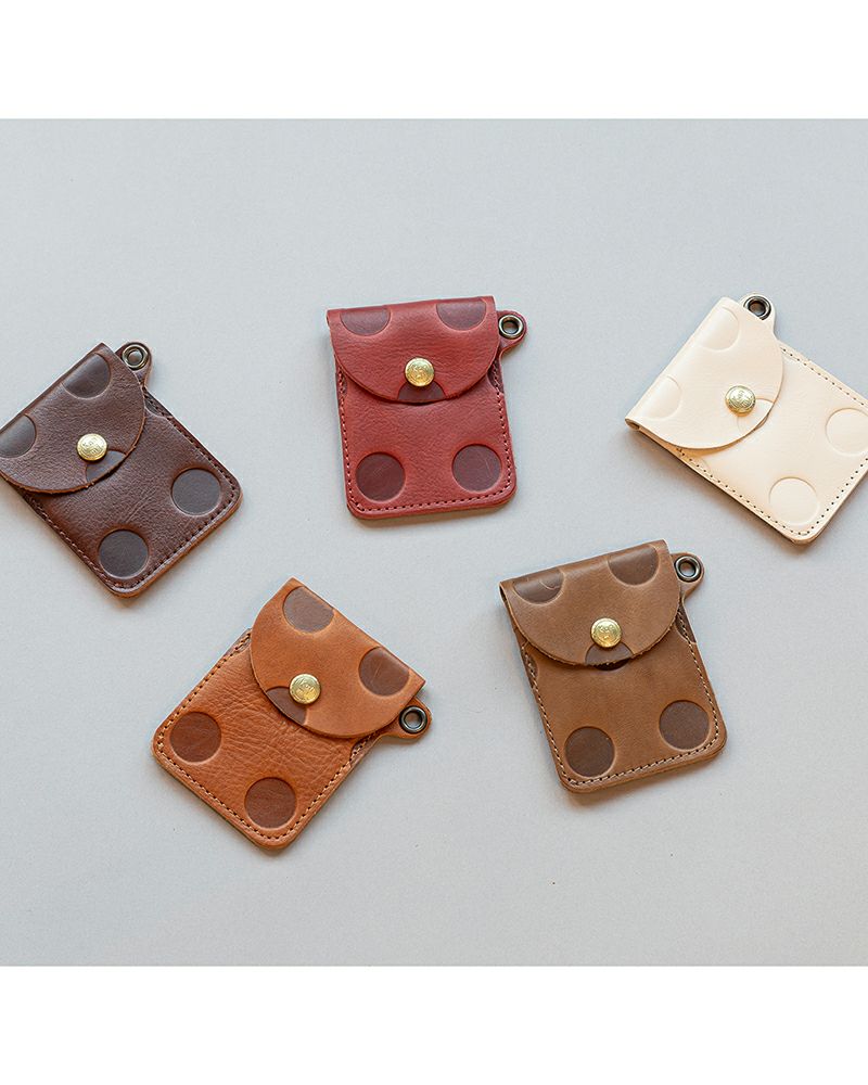 パスケースの色：左上から時計回りに　ダークブラウン・チェリーレッド・バニラ・アッシュ グレー・キャラメル