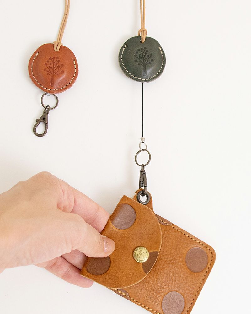 ドロップツリーリールチャームにつけて使えます（パスケースの色：キャラメル）