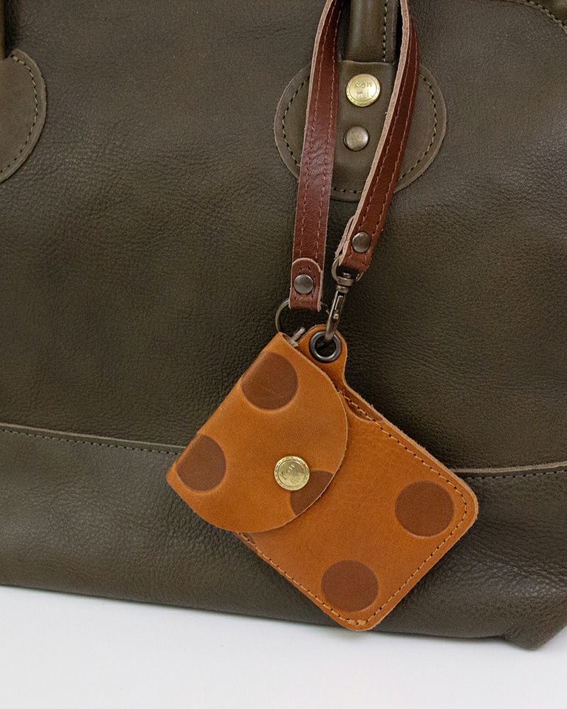 フリーストラップでカバンにつけて（パスケースの色：キャラメル）