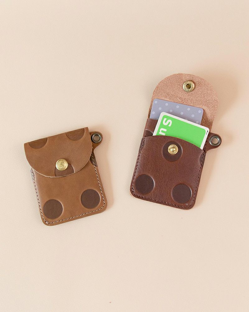 パスケースの色：左から　アッシュグレー・ダークブラウン