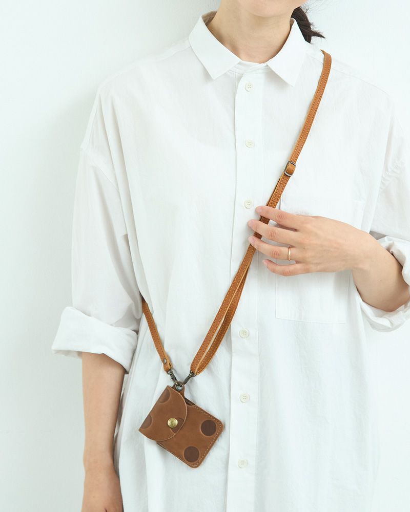 別売りのフリーストラップショルダーをつけて（パスケースの色：アッシュ グレー）