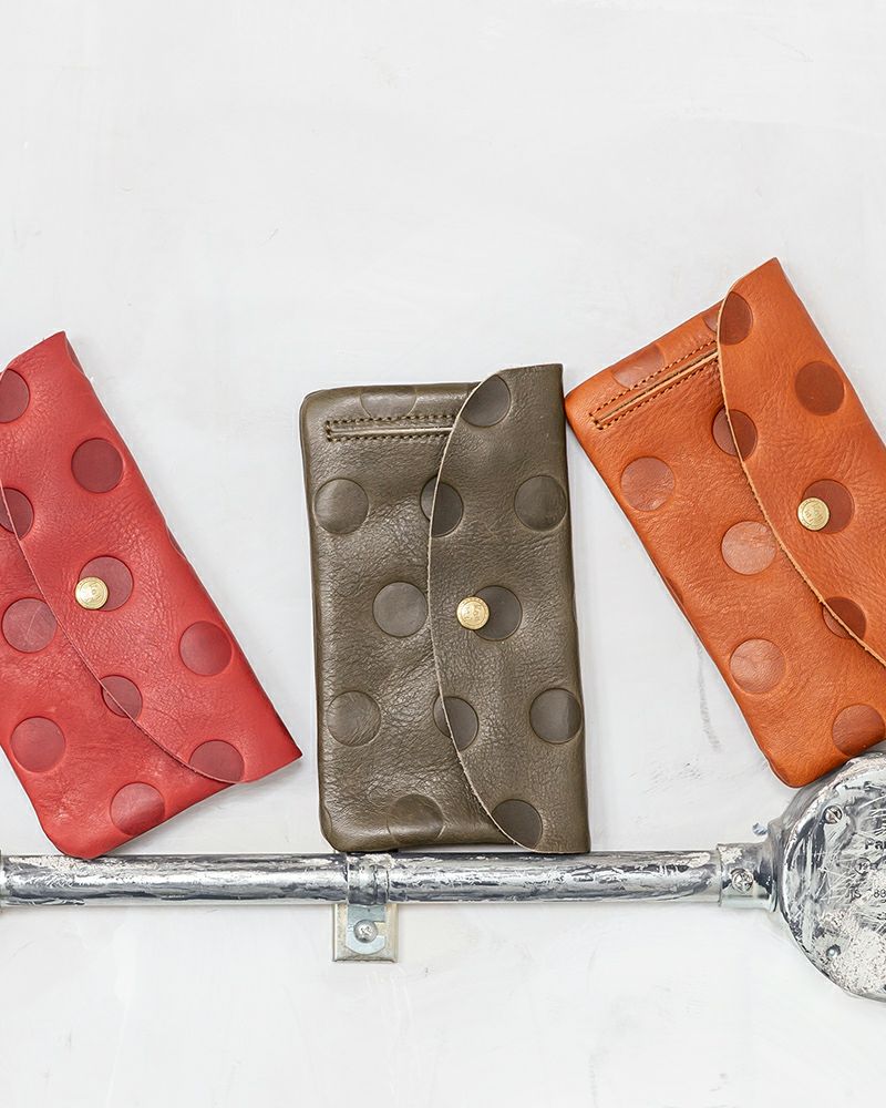 長財布の色：左から　チェリーレッド・オリーブグリーン・キャラメル