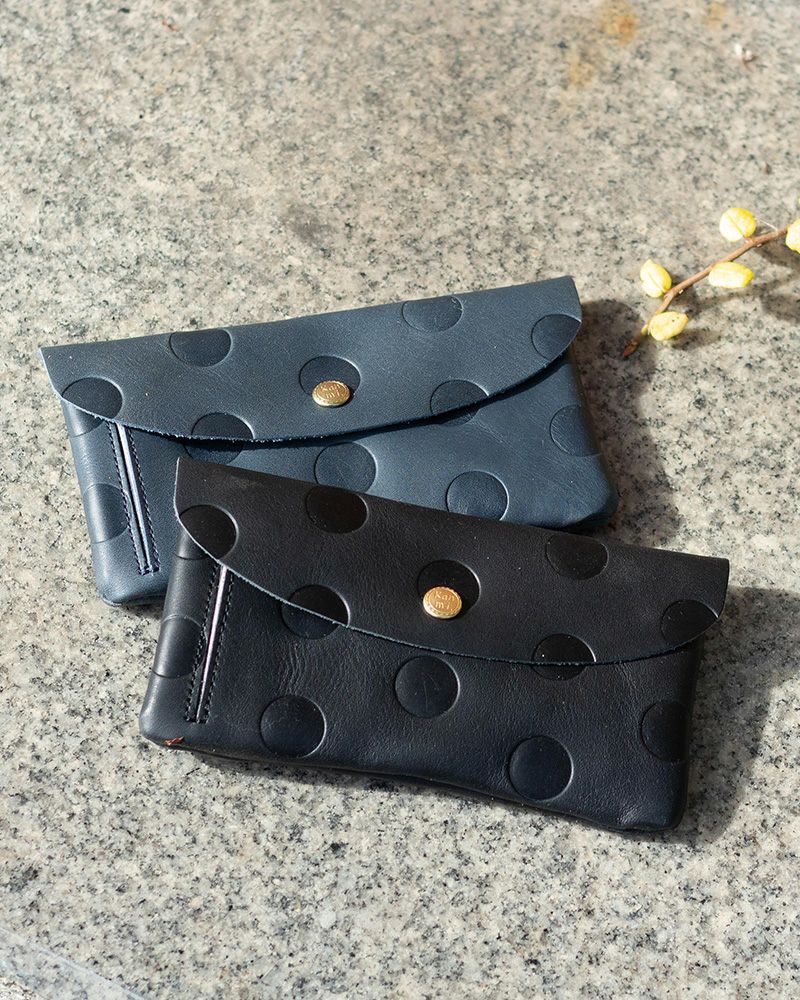 長財布の色：上から　ネイビー・ブラック