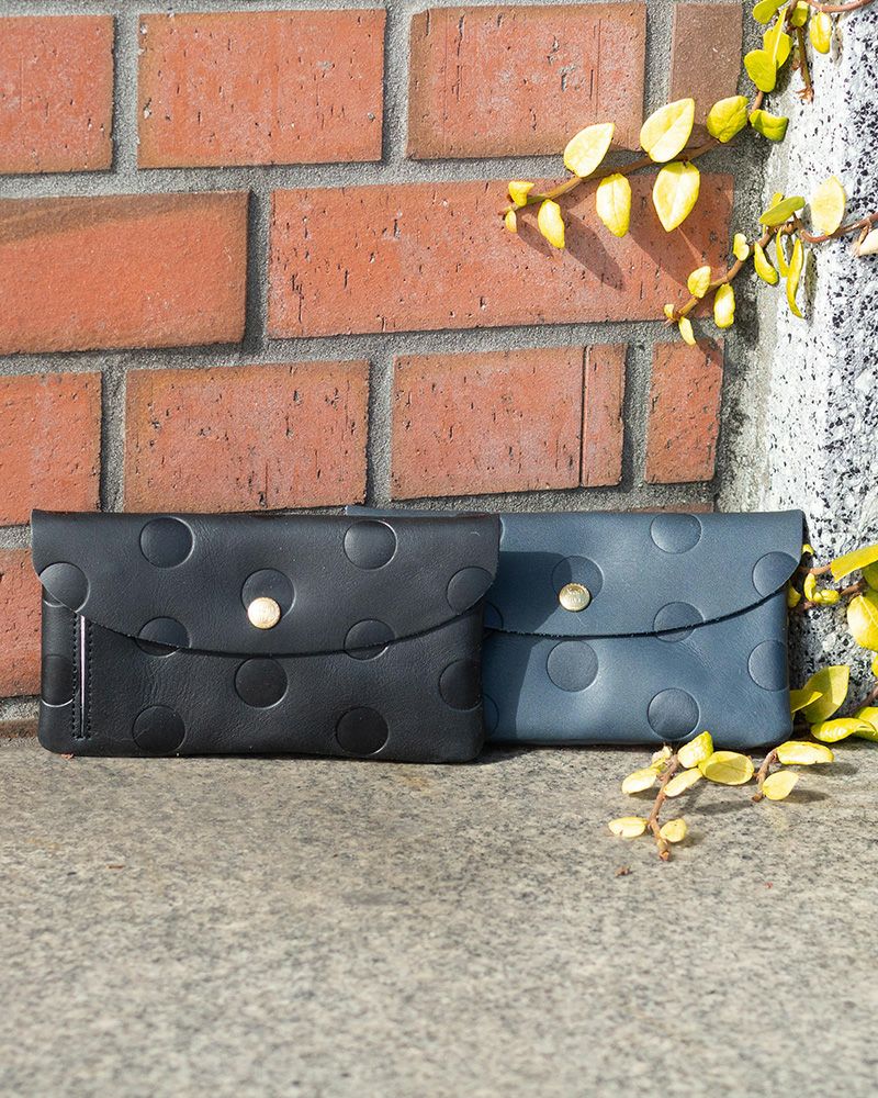 財布の色：左から　ブラック・ネイビー