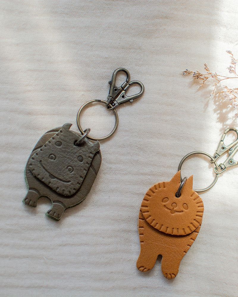 キーアクセサリーの種類：左から　カバ・ネコ