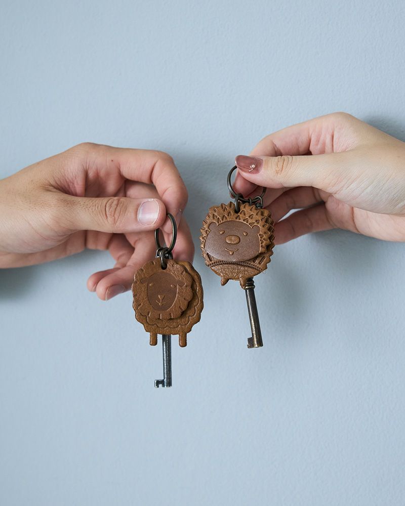 カップルや夫婦でペア使いにもおすすめな、本革キーリング