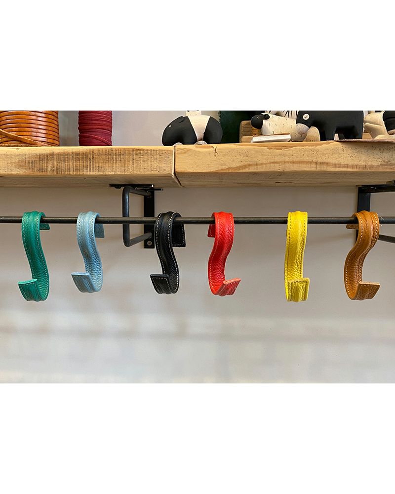 フリーフックの色：左から　ピーマングリーン・サックス・ブラック・トマトレッド ・イエロー・キャラメル