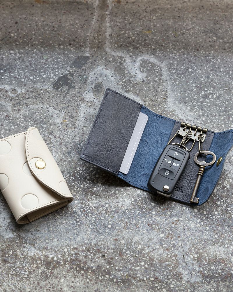 キーケースの色：左から　バニラ・ネイビー