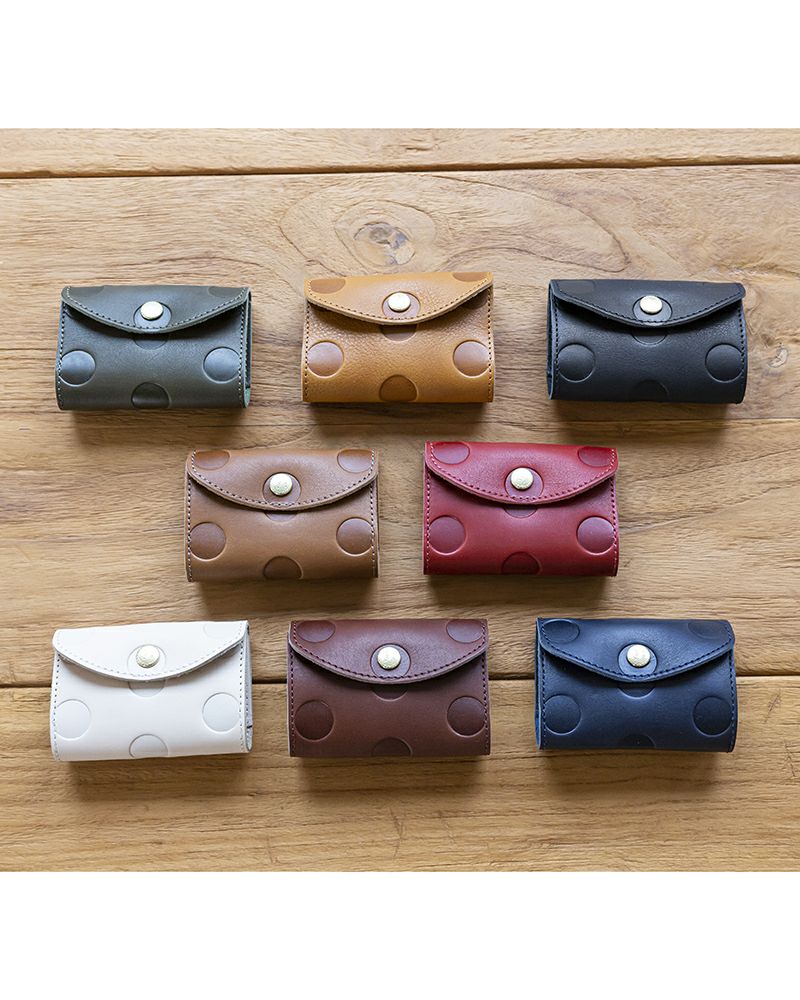 キーケースの色：左上から時計回りに　オリーブグリーン・キャラメル・ブラック・チェリーレッド・ネイビー・ダークブラウン・バニラ・アッシュグレー