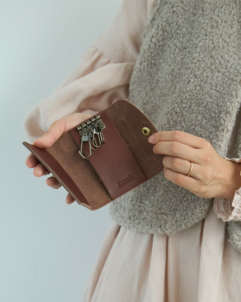 キーケースの色：ダークブラウン