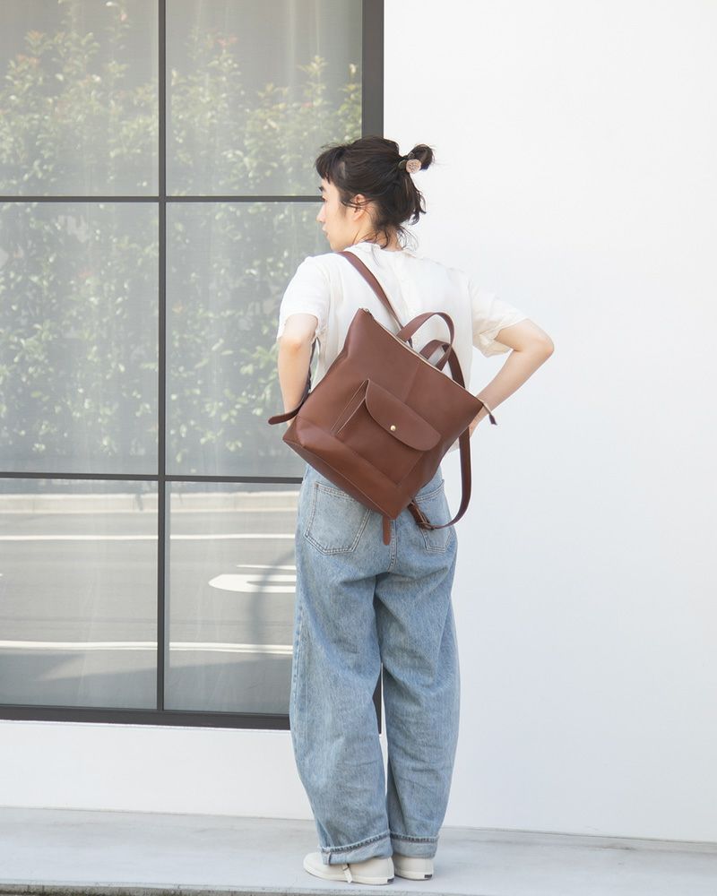 リュックの色：ダークブラウン