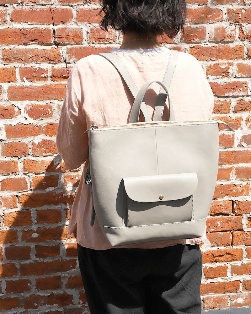 リュックの色：グレー