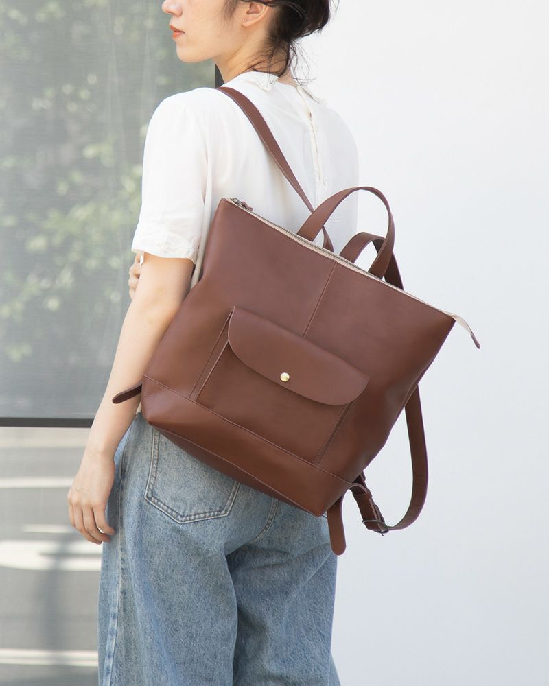 リュックの色：ダークブラウン