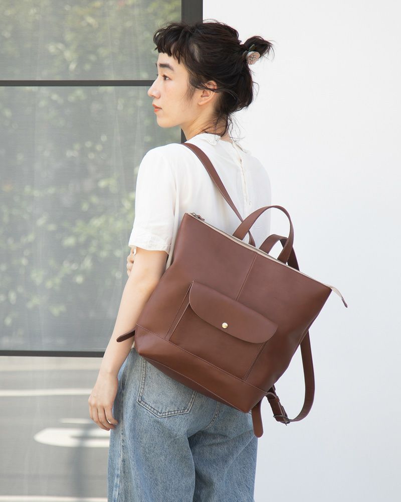 リュックの色：ダークブラウン