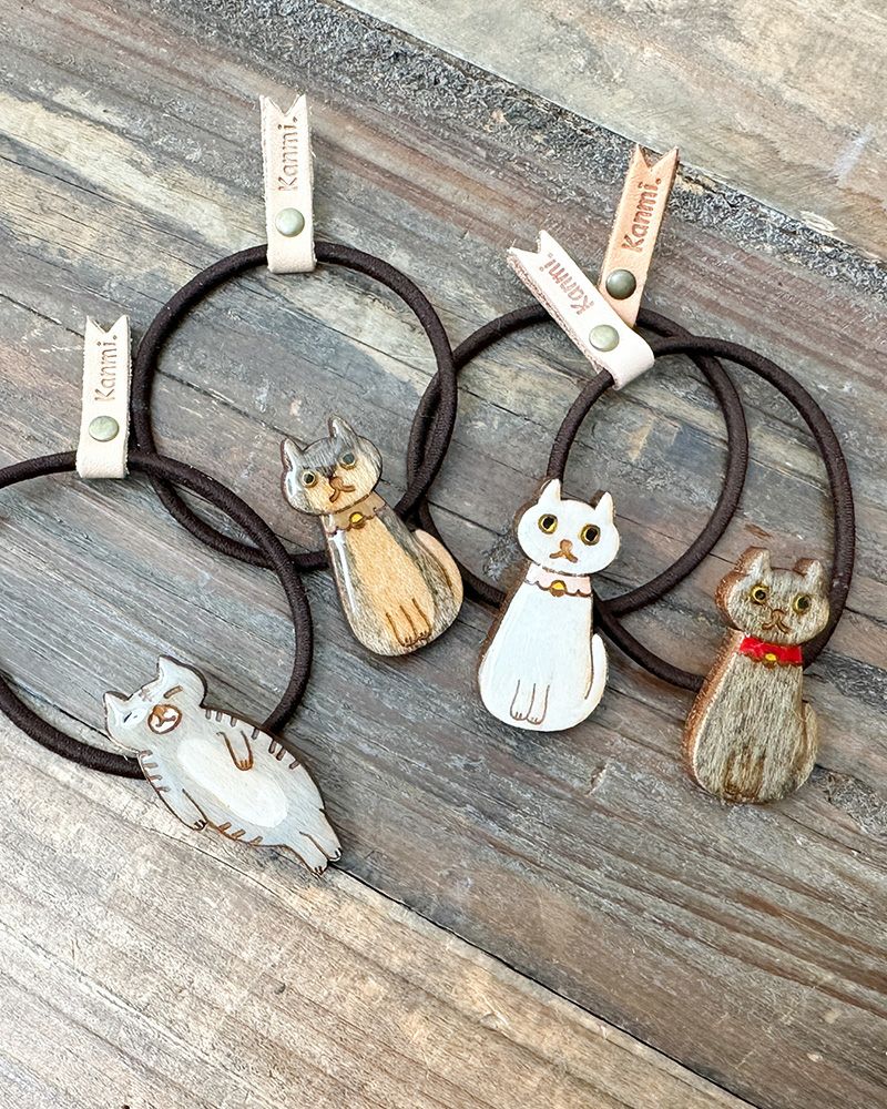 ヘアアクセサリーの種類：左から　ヘソテン・ハチワレ・シロ・クロ