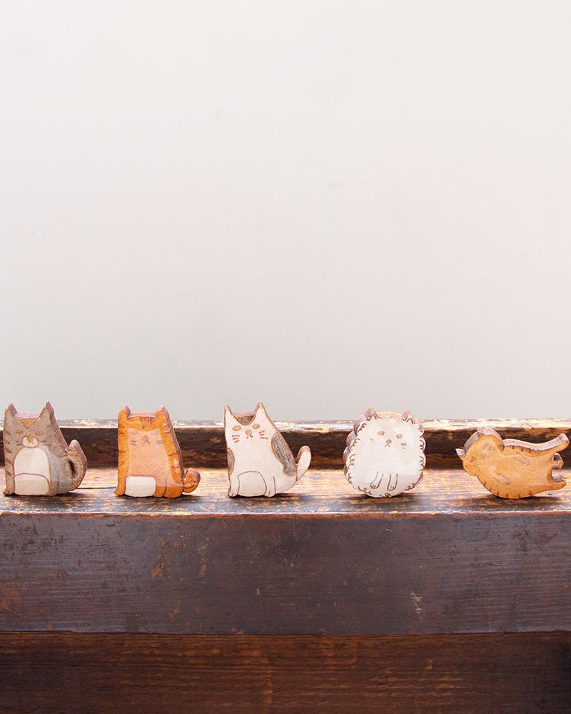 ブローチの種類：左から　シマ・トラ・ブチ・フワ・寝ころびトラ