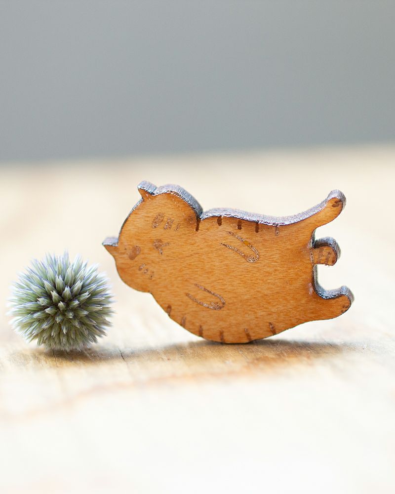 ブローチの種類：寝ころびトラ