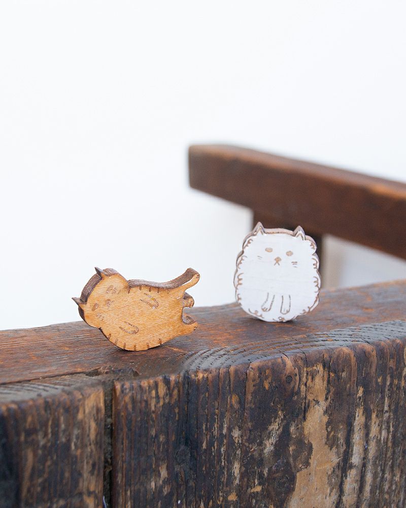 ブローチの種類：左から　寝ころびトラ・フワ