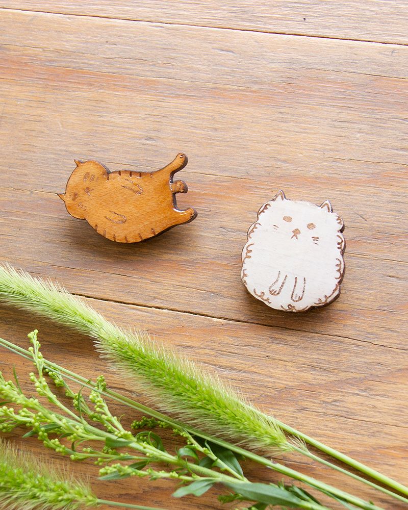 ブローチの種類：左から　寝ころびトラ・フワ