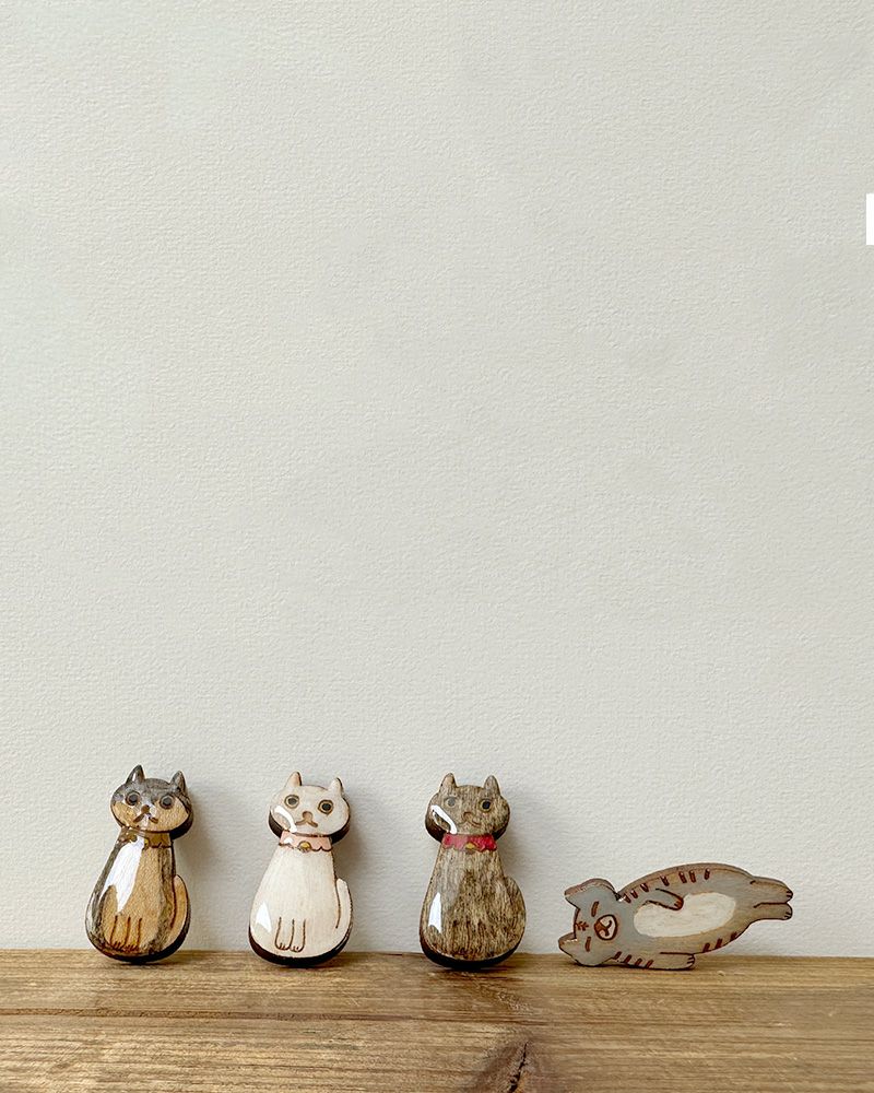 ブローチの種類：左から　ハチワレ・シロ・クロ・ヘソテン