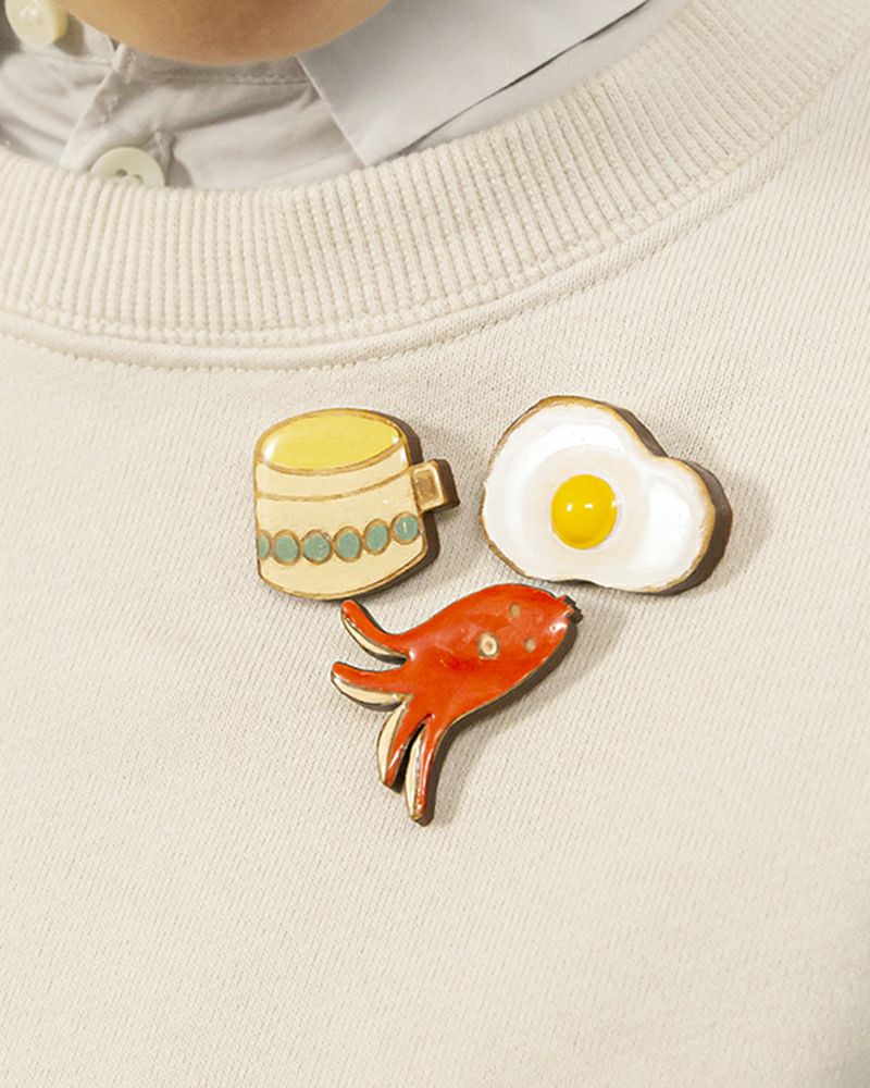 ブローチの種類：左上から時計回りに　マグカップ・目玉焼き・たこさんウインナー