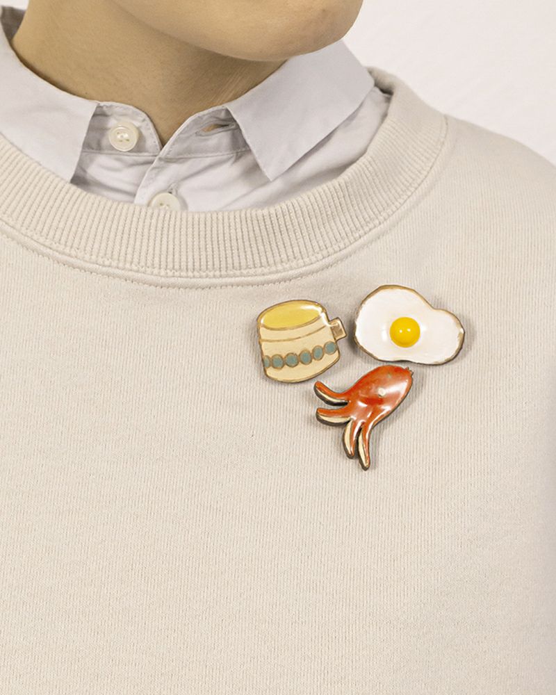 ブローチの種類：左上から時計回りに　マグカップ・目玉焼き・たこさんウインナー