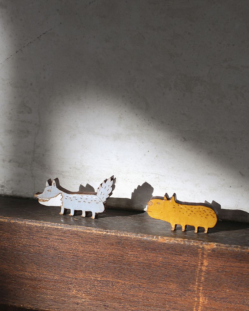 ブローチの種類：左から　オオカミ・カピバラ