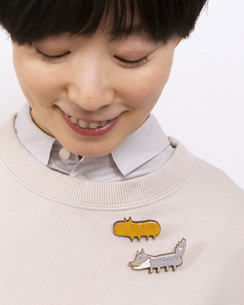 ブローチの種類：上から　カピバラ・オオカミ