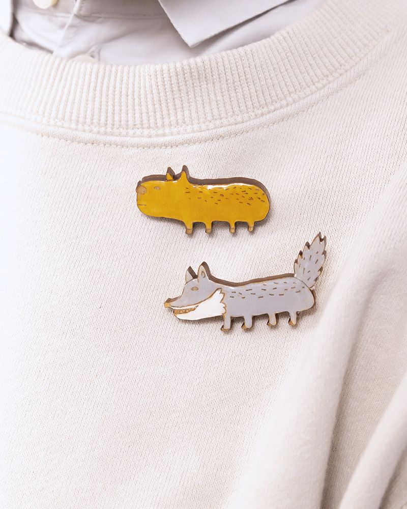 ブローチの種類：上から　カピバラ・オオカミ