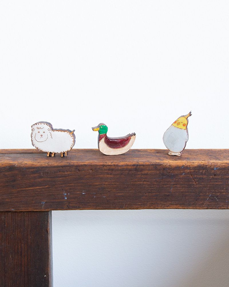 ブローチの種類：左から　ヒツジ・カモ・オカメインコ