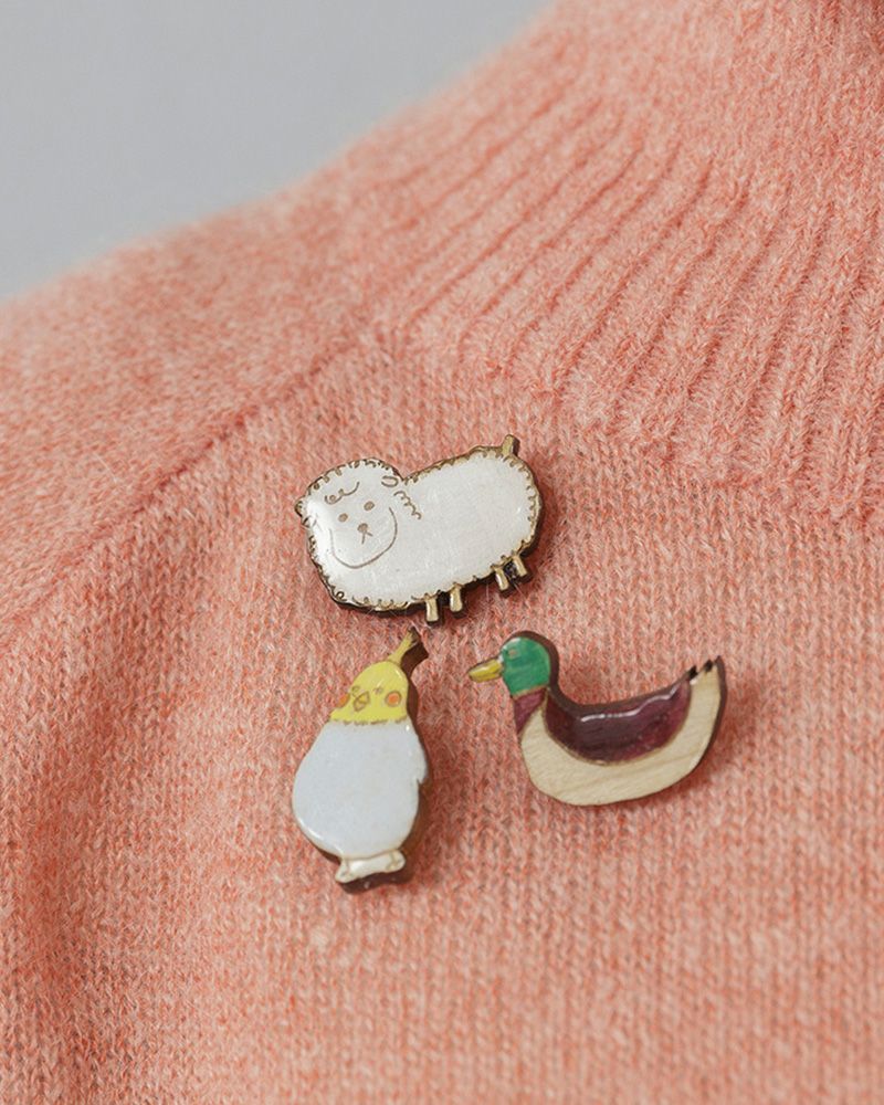 ブローチの種類：上から時計回りに　ヒツジ・カモ・オカメインコ