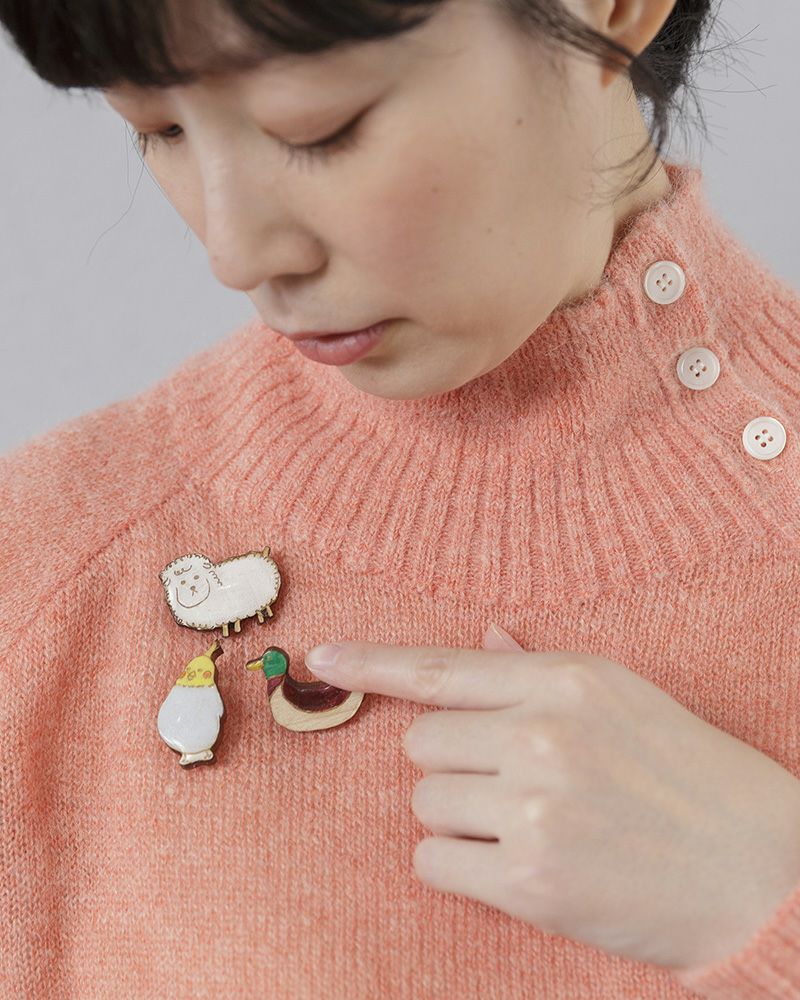 ブローチの種類：上から時計回りに　ヒツジ・カモ・オカメインコ